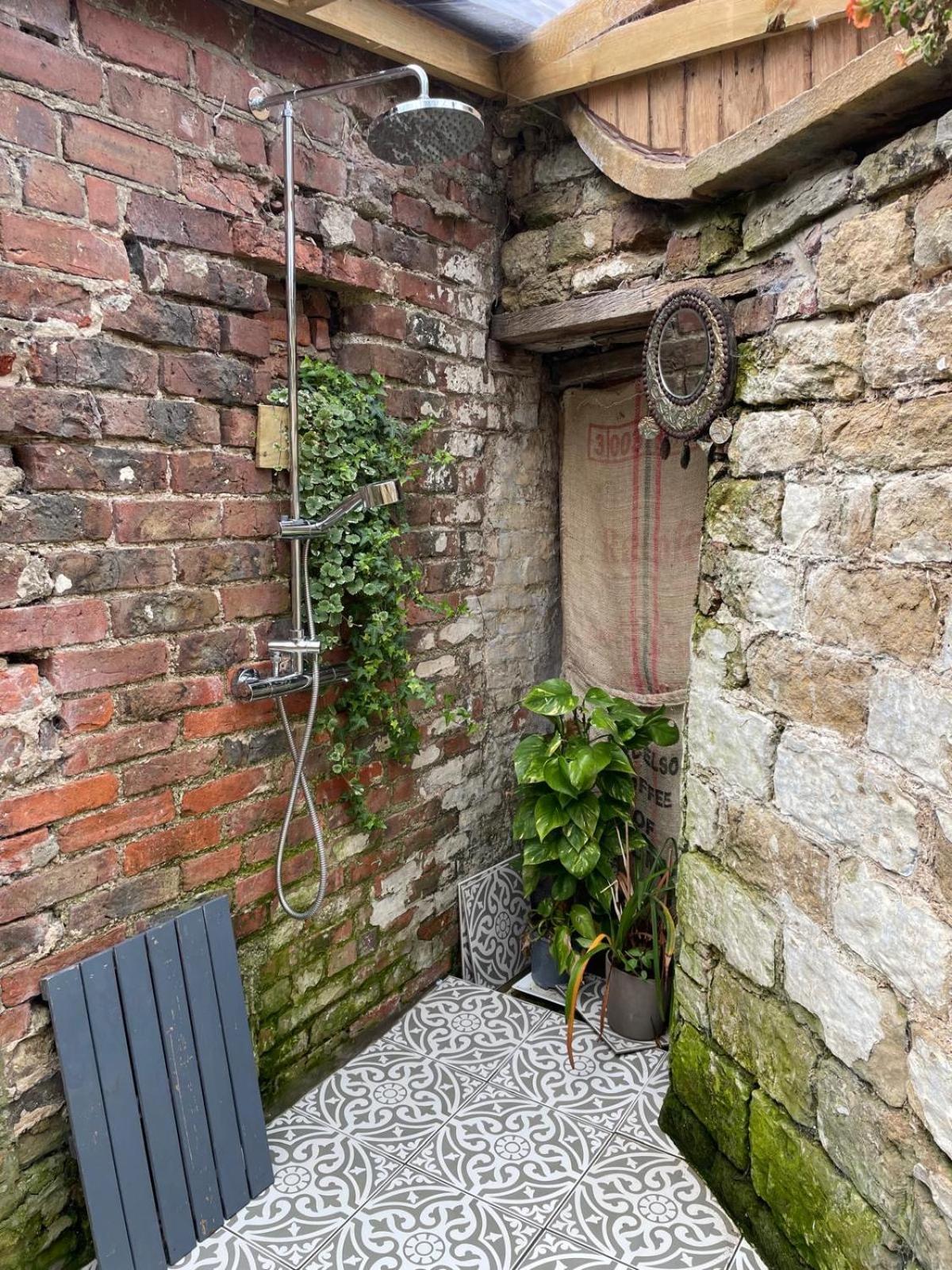 Campsite Pear Tree Hut At Carr House Farm *